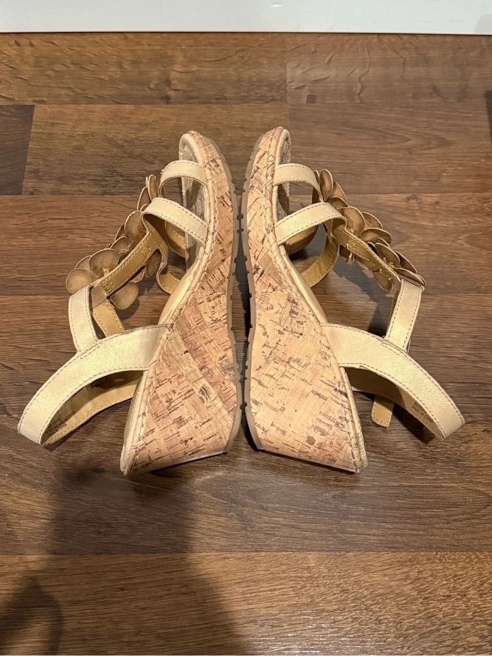 b.o.c. Cornelis Floral wedge sandal (size 8)